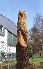 aus Baumstrunk geschnitzte Eule