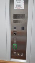 neues Tableau mit Kabinenotrufsystem