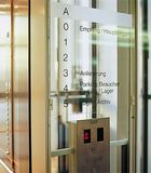 Gruppentableau in Glasfront